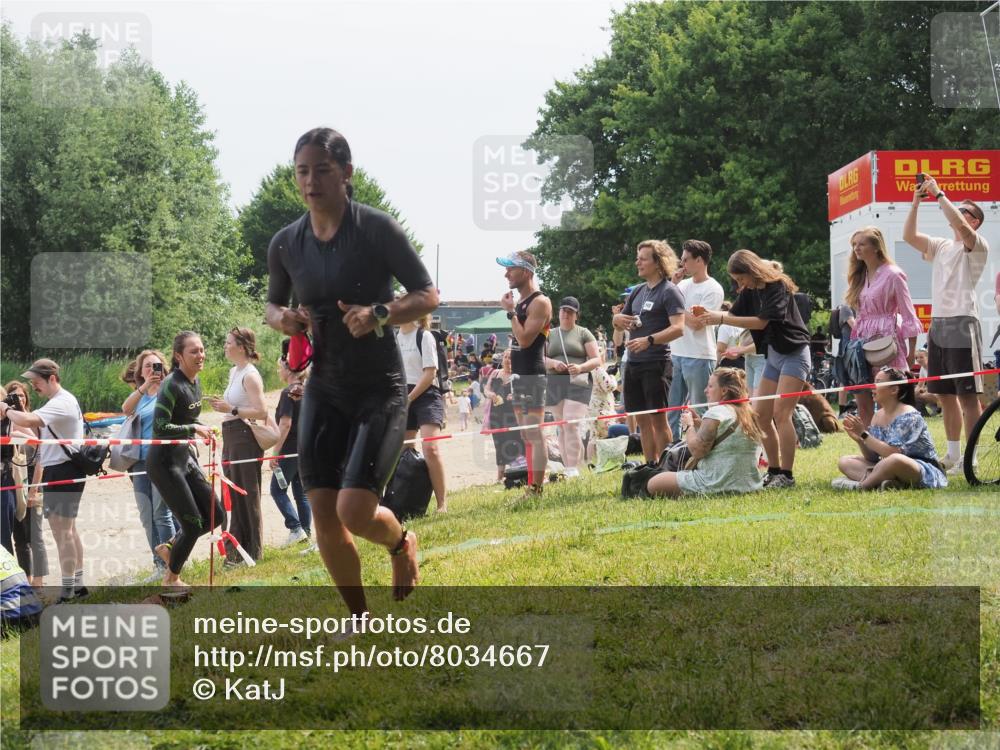 21.06.2025 - 27. Vierlanden-Triathlon KatJ http://msf.ph/oto/8034667 15.06.2025 11:18:52 Schwimmen 885, 916, 925, 939 meine-sportfotos.de