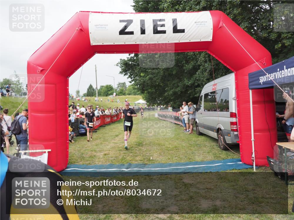 21.06.2025 - 27. Vierlanden-Triathlon MichiJ http://msf.ph/oto/8034672 15.06.2026 12:58:36 Ziel 11, 736, 1034, 1035, 1036, 1037 meine-sportfotos.de