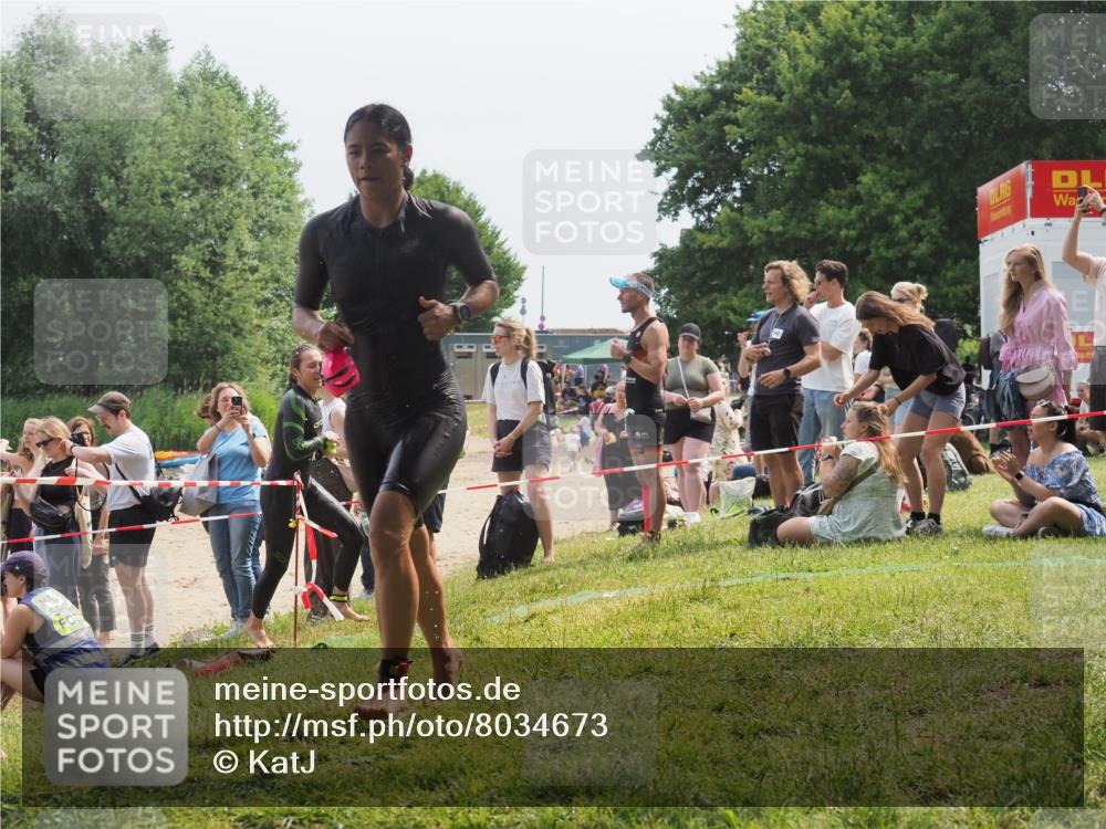 21.06.2025 - 27. Vierlanden-Triathlon KatJ http://msf.ph/oto/8034673 15.06.2025 11:18:52 Schwimmen 885, 916, 925, 939 meine-sportfotos.de
