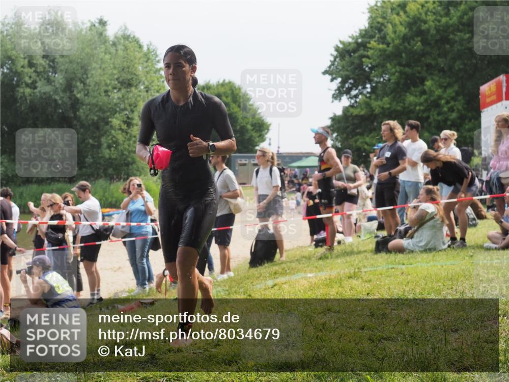 21.06.2025 - 27. Vierlanden-Triathlon KatJ http://msf.ph/oto/8034679 15.06.2025 11:18:52 Schwimmen 885, 916, 925, 939 meine-sportfotos.de