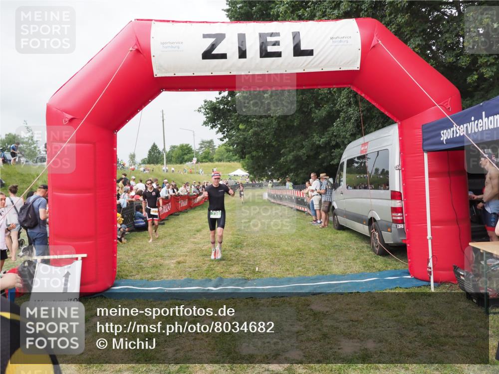 21.06.2025 - 27. Vierlanden-Triathlon MichiJ http://msf.ph/oto/8034682 15.06.2026 12:58:36 Ziel 11, 736, 1034, 1035, 1036, 1037 meine-sportfotos.de