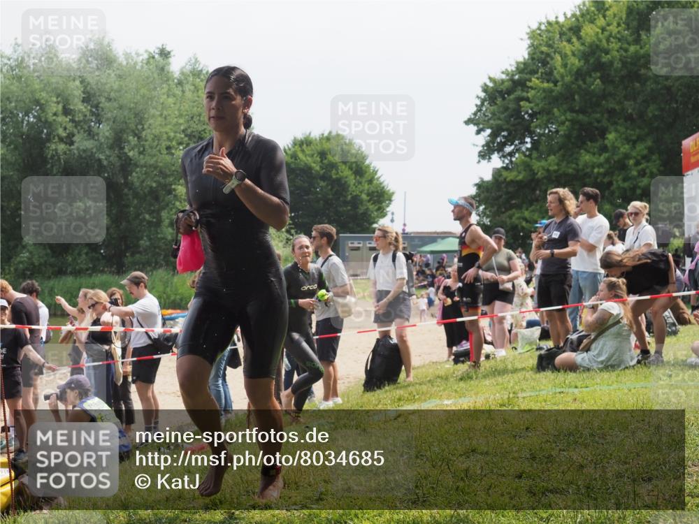 21.06.2025 - 27. Vierlanden-Triathlon KatJ http://msf.ph/oto/8034685 15.06.2025 11:18:52 Schwimmen 885, 916, 925, 939 meine-sportfotos.de