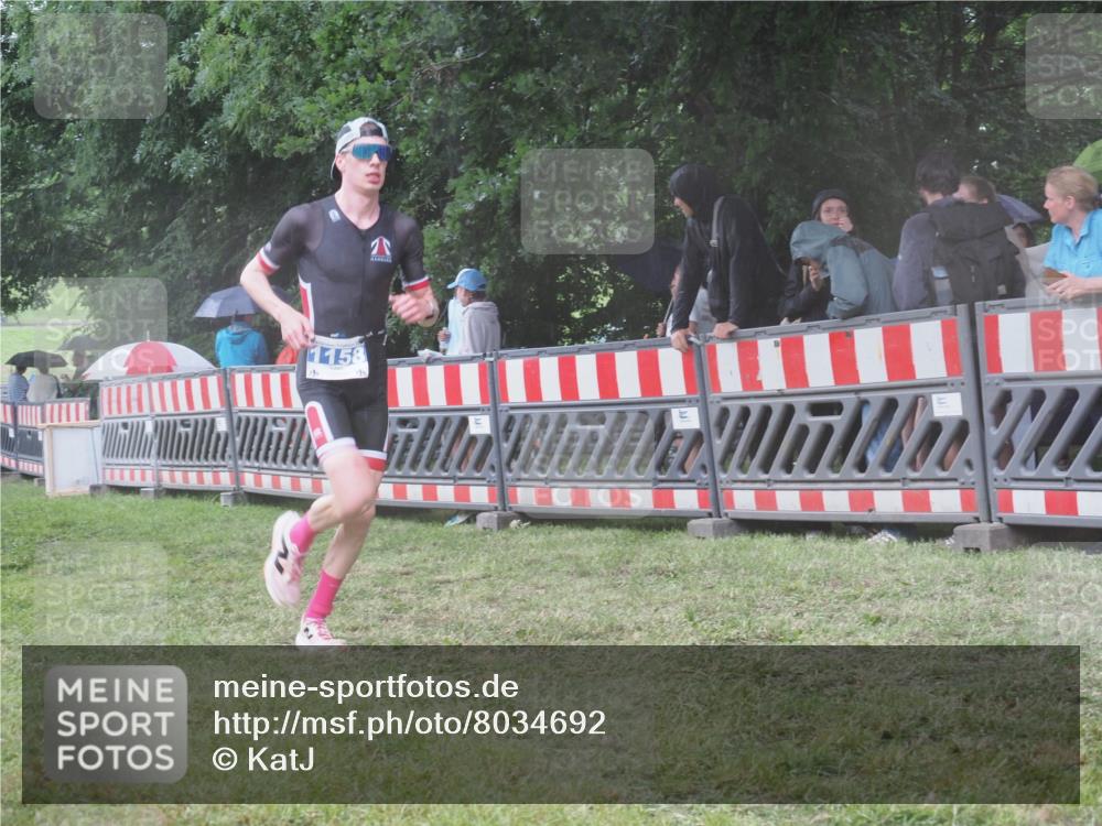 21.06.2025 - 27. Vierlanden-Triathlon KatJ http://msf.ph/oto/8034692 15.06.2025 13:49:28 Ziel 1103, 1137, 1158 meine-sportfotos.de