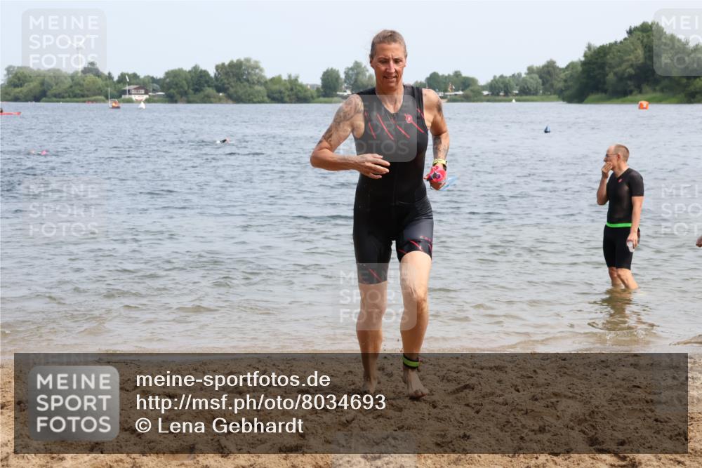 21.06.2025 - 27. Vierlanden-Triathlon Lena Gebhardt http://msf.ph/oto/8034693 15.06.2025 11:20:20 Schwimmen 838, 880, 890, 926, 940 meine-sportfotos.de