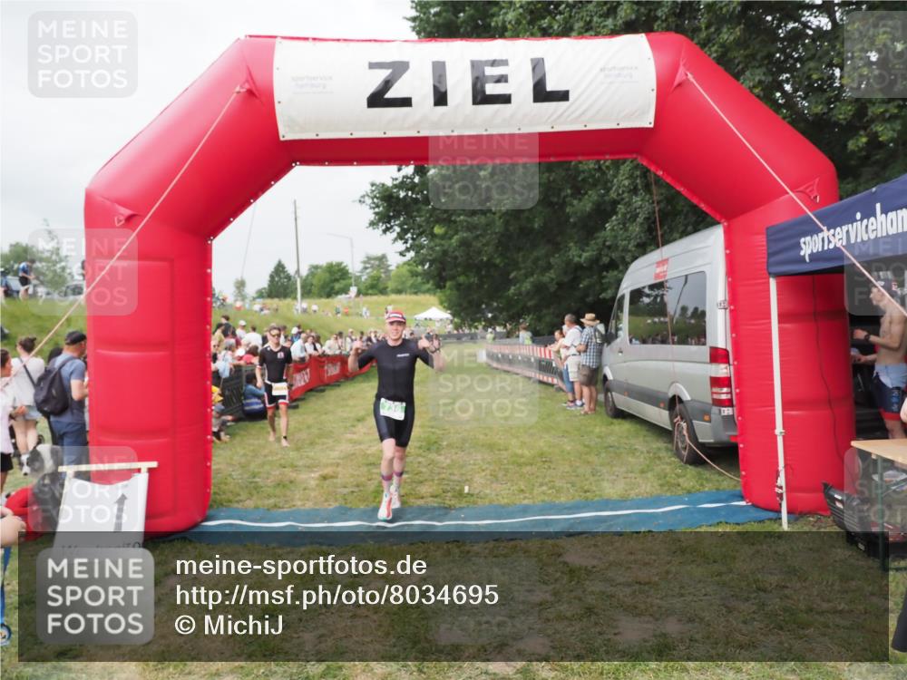 21.06.2025 - 27. Vierlanden-Triathlon MichiJ http://msf.ph/oto/8034695 15.06.2026 12:58:37 Ziel 736, 1034, 1035, 1036, 1037 meine-sportfotos.de