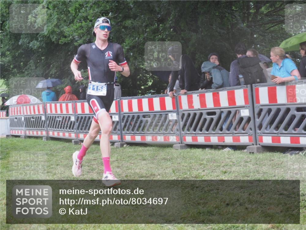 21.06.2025 - 27. Vierlanden-Triathlon KatJ http://msf.ph/oto/8034697 15.06.2025 13:49:28 Ziel 1103, 1137, 1158 meine-sportfotos.de