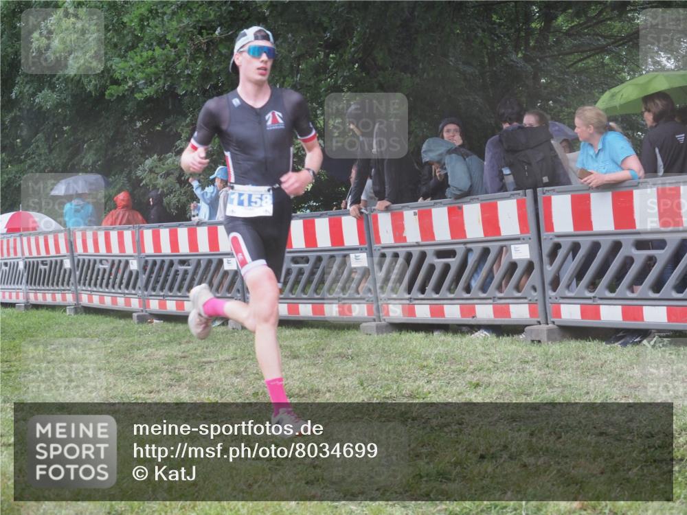 21.06.2025 - 27. Vierlanden-Triathlon KatJ http://msf.ph/oto/8034699 15.06.2025 13:49:28 Ziel 1103, 1137, 1158 meine-sportfotos.de