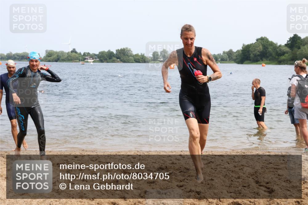 21.06.2025 - 27. Vierlanden-Triathlon Lena Gebhardt http://msf.ph/oto/8034705 15.06.2025 11:20:21 Schwimmen 838, 880, 890, 926, 940 meine-sportfotos.de