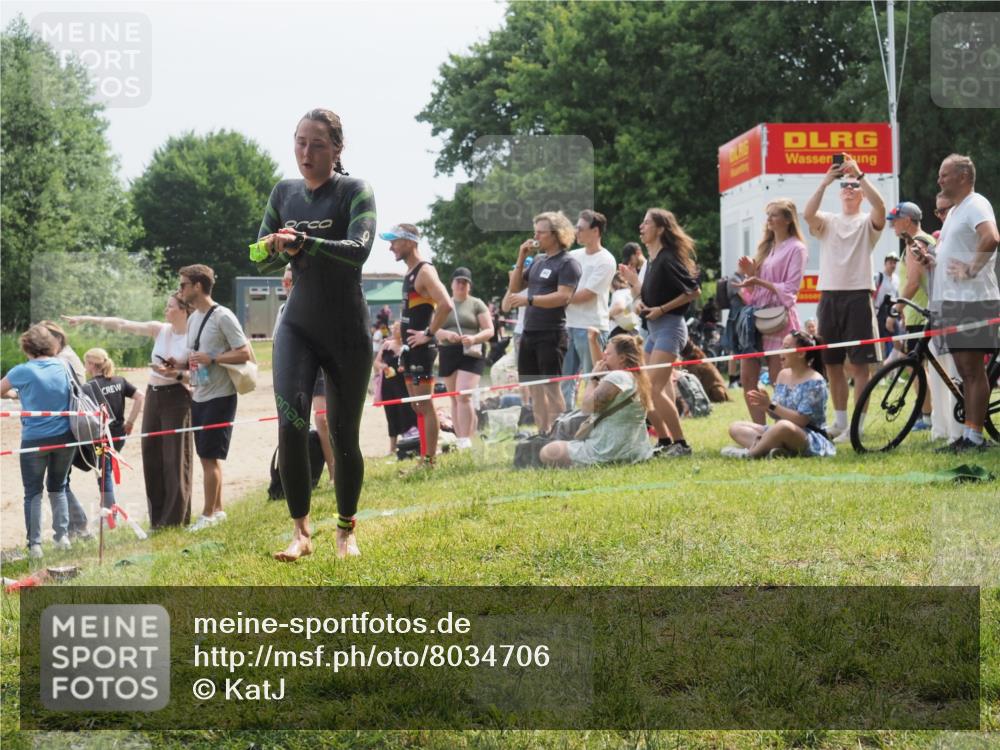 21.06.2025 - 27. Vierlanden-Triathlon KatJ http://msf.ph/oto/8034706 15.06.2025 11:18:54 Schwimmen 885, 916, 939 meine-sportfotos.de