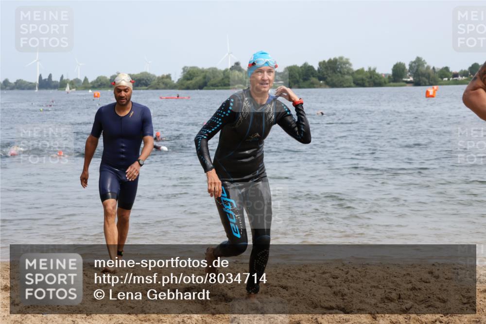 21.06.2025 - 27. Vierlanden-Triathlon Lena Gebhardt http://msf.ph/oto/8034714 15.06.2025 11:20:22 Schwimmen 838, 880, 890, 926 meine-sportfotos.de