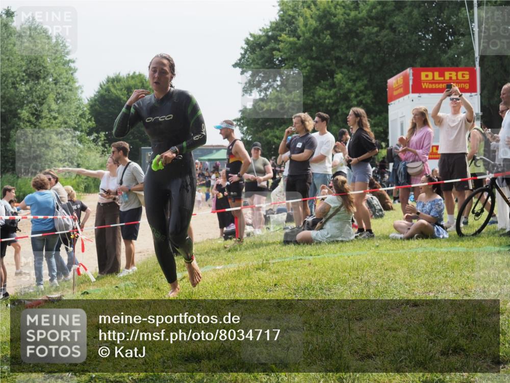 21.06.2025 - 27. Vierlanden-Triathlon KatJ http://msf.ph/oto/8034717 15.06.2025 11:18:55 Schwimmen 885, 916 meine-sportfotos.de