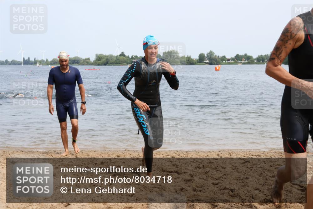 21.06.2025 - 27. Vierlanden-Triathlon Lena Gebhardt http://msf.ph/oto/8034718 15.06.2025 11:20:22 Schwimmen 838, 880, 890, 926 meine-sportfotos.de