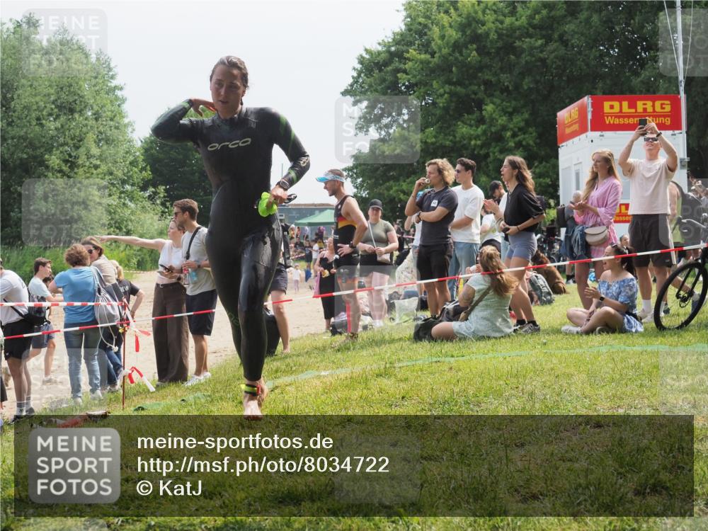 21.06.2025 - 27. Vierlanden-Triathlon KatJ http://msf.ph/oto/8034722 15.06.2025 11:18:55 Schwimmen 885, 916 meine-sportfotos.de