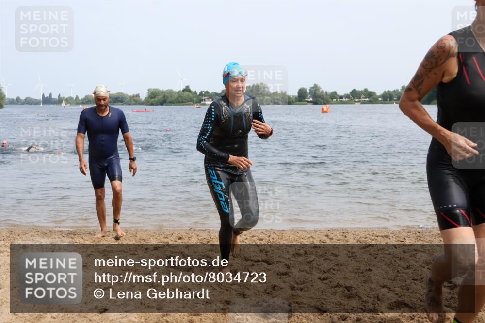21.06.2025 - 27. Vierlanden-Triathlon Lena Gebhardt http://msf.ph/oto/8034723 15.06.2025 11:20:22 Schwimmen 838, 880, 890, 926 meine-sportfotos.de