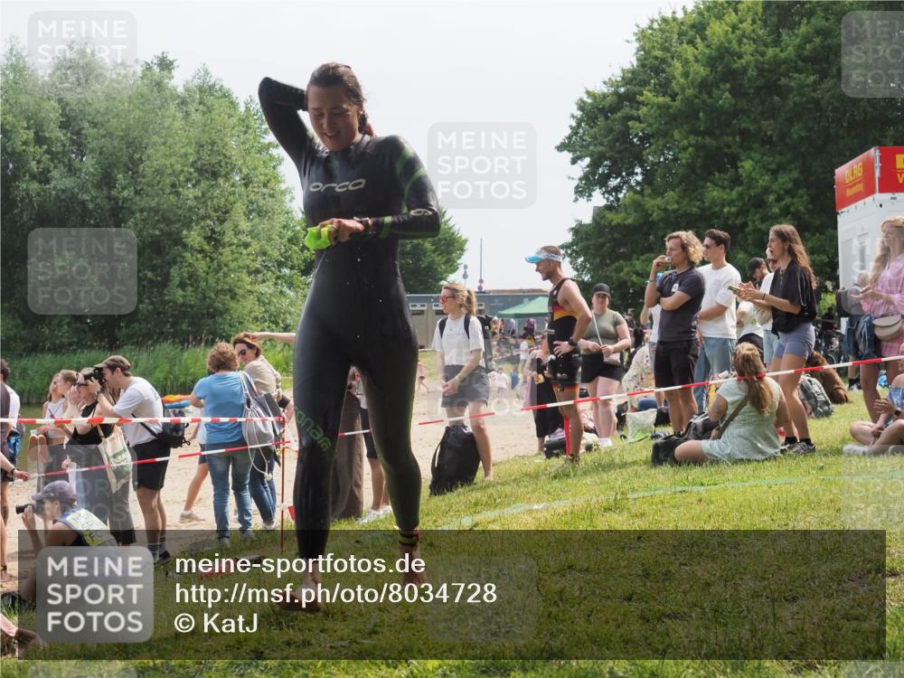 21.06.2025 - 27. Vierlanden-Triathlon KatJ http://msf.ph/oto/8034728 15.06.2025 11:18:55 Schwimmen 885, 916 meine-sportfotos.de