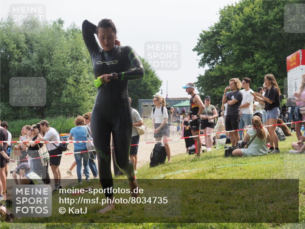 21.06.2025 - 27. Vierlanden-Triathlon KatJ http://msf.ph/oto/8034735 15.06.2025 11:18:55 Schwimmen 885, 916 meine-sportfotos.de