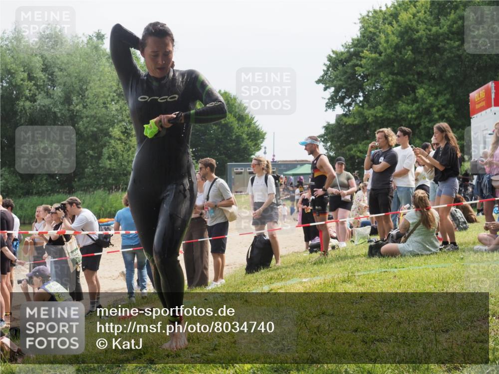 21.06.2025 - 27. Vierlanden-Triathlon KatJ http://msf.ph/oto/8034740 15.06.2025 11:18:55 Schwimmen 885, 916 meine-sportfotos.de