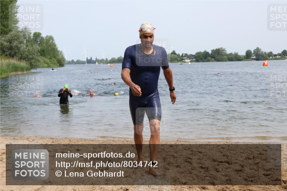 21.06.2025 - 27. Vierlanden-Triathlon Lena Gebhardt http://msf.ph/oto/8034742 15.06.2025 11:20:24 Schwimmen 838, 880, 890, 926, 969 meine-sportfotos.de