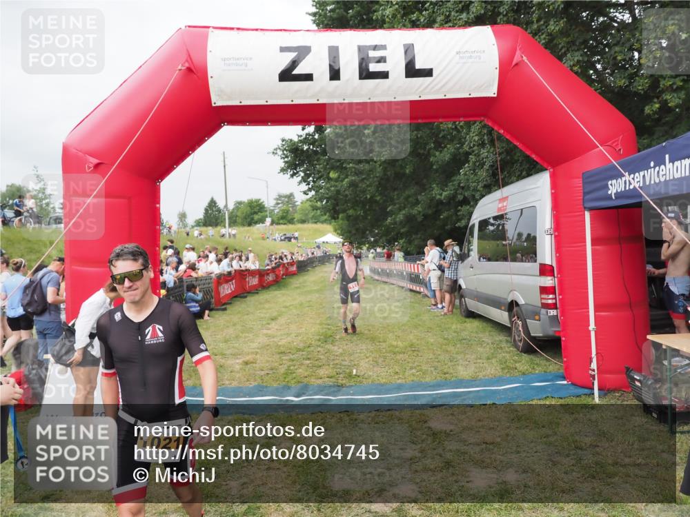 21.06.2025 - 27. Vierlanden-Triathlon MichiJ http://msf.ph/oto/8034745 15.06.2026 12:58:42 Ziel 111, 736 meine-sportfotos.de