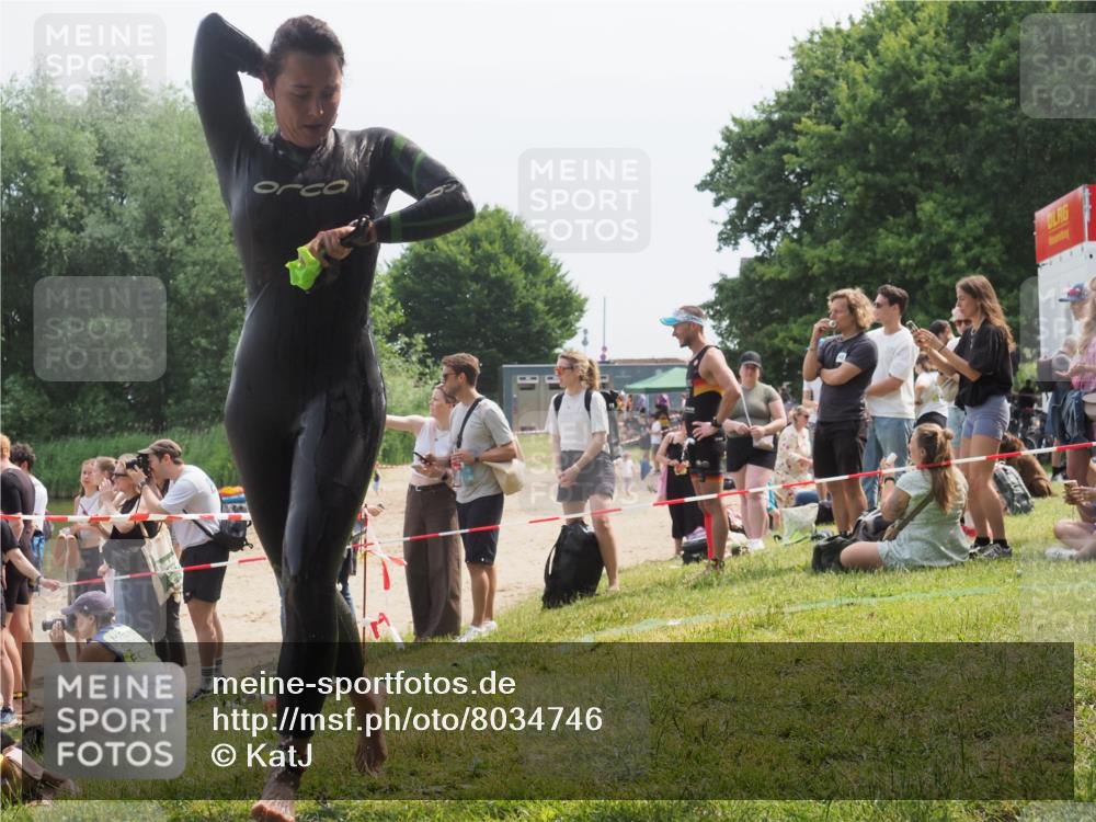 21.06.2025 - 27. Vierlanden-Triathlon KatJ http://msf.ph/oto/8034746 15.06.2025 11:18:55 Schwimmen 885, 916 meine-sportfotos.de