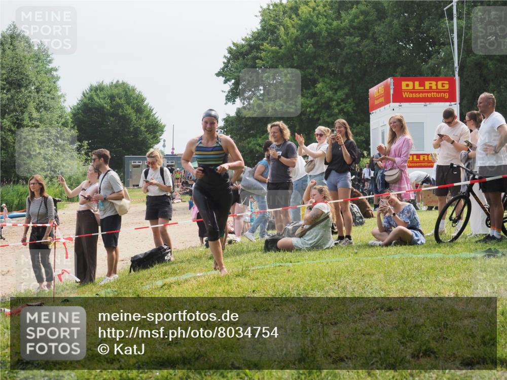 21.06.2025 - 27. Vierlanden-Triathlon KatJ http://msf.ph/oto/8034754 15.06.2025 11:19:06 Schwimmen 876, 942 meine-sportfotos.de