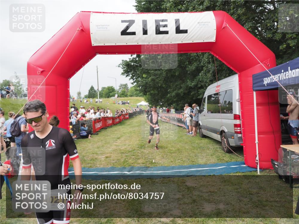 21.06.2025 - 27. Vierlanden-Triathlon MichiJ http://msf.ph/oto/8034757 15.06.2026 12:58:43 Ziel 111, 736 meine-sportfotos.de