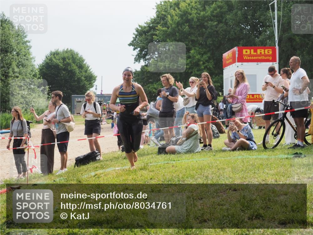 21.06.2025 - 27. Vierlanden-Triathlon KatJ http://msf.ph/oto/8034761 15.06.2025 11:19:06 Schwimmen 876, 942 meine-sportfotos.de