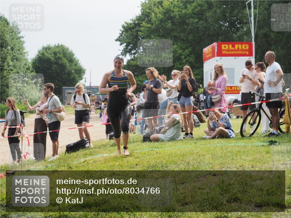 21.06.2025 - 27. Vierlanden-Triathlon KatJ http://msf.ph/oto/8034766 15.06.2025 11:19:06 Schwimmen 876, 942 meine-sportfotos.de
