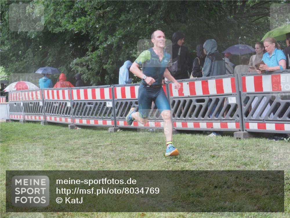 21.06.2025 - 27. Vierlanden-Triathlon KatJ http://msf.ph/oto/8034769 15.06.2025 13:49:33 Ziel 1103, 1137 meine-sportfotos.de
