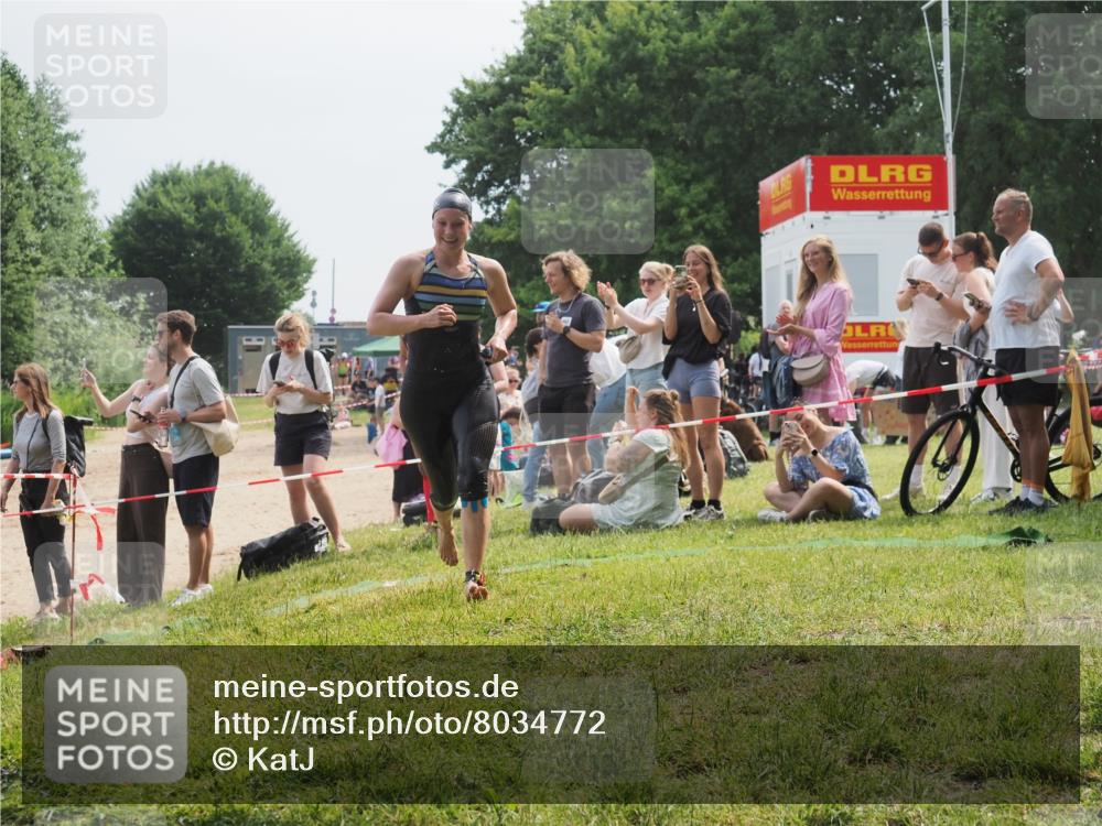 21.06.2025 - 27. Vierlanden-Triathlon KatJ http://msf.ph/oto/8034772 15.06.2025 11:19:06 Schwimmen 876, 942 meine-sportfotos.de