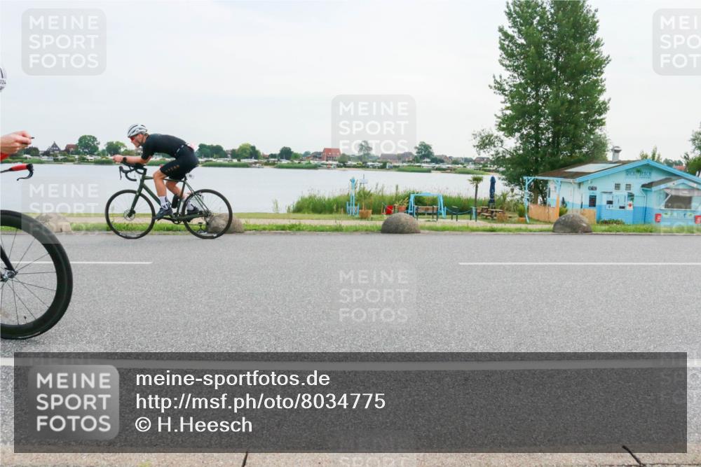 15.06.2025 - 27. Vierlanden-Triathlon H.Heesch http://msf.ph/oto/8034775 15.06.2025 10:43:14 Radfahren 65, 124, 202, 266 meine-sportfotos.de