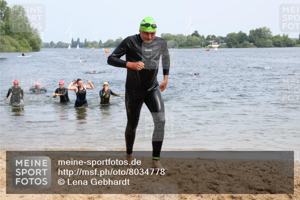 21.06.2025 - 27. Vierlanden-Triathlon Lena Gebhardt http://msf.ph/oto/8034778 15.06.2025 11:20:31 Schwimmen 838, 890, 926, 969, 1400 meine-sportfotos.de