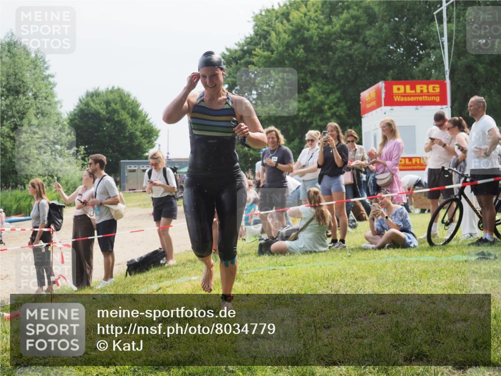21.06.2025 - 27. Vierlanden-Triathlon KatJ http://msf.ph/oto/8034779 15.06.2025 11:19:07 Schwimmen 876, 942 meine-sportfotos.de