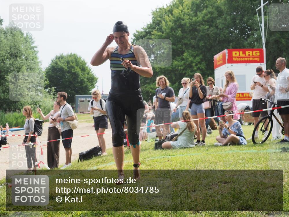 21.06.2025 - 27. Vierlanden-Triathlon KatJ http://msf.ph/oto/8034785 15.06.2025 11:19:07 Schwimmen 876, 942 meine-sportfotos.de
