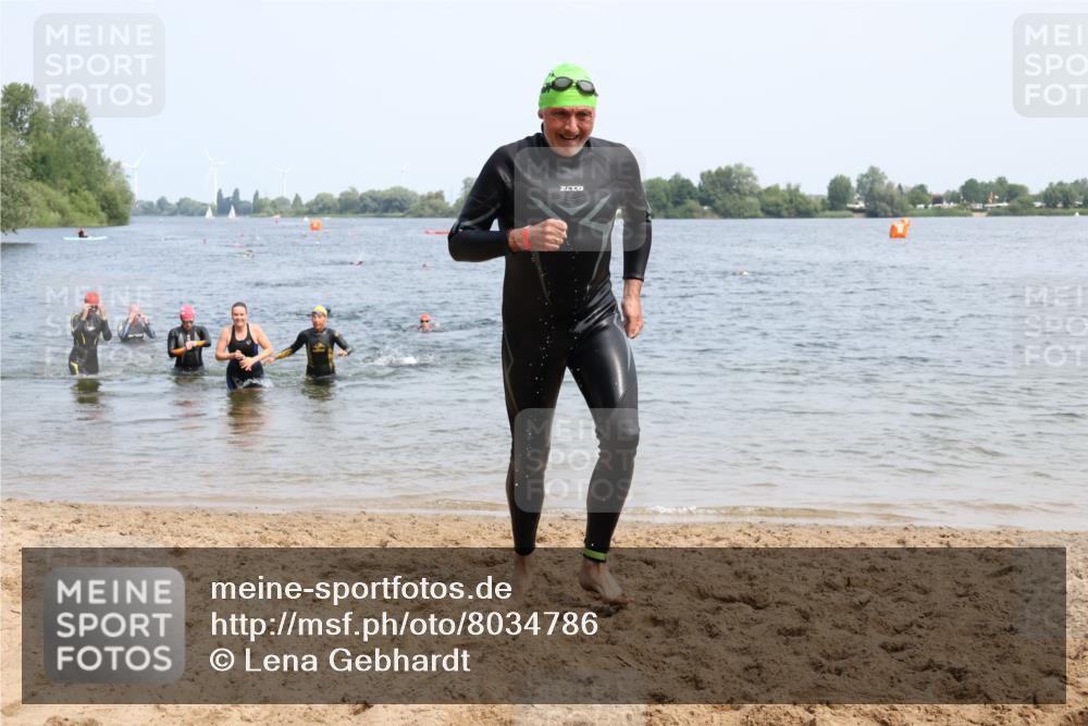21.06.2025 - 27. Vierlanden-Triathlon Lena Gebhardt http://msf.ph/oto/8034786 15.06.2025 11:20:32 Schwimmen 838, 879, 890, 941, 969, 1400 meine-sportfotos.de