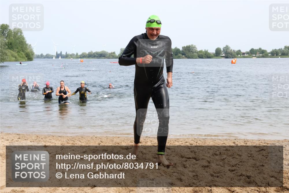 21.06.2025 - 27. Vierlanden-Triathlon Lena Gebhardt http://msf.ph/oto/8034791 15.06.2025 11:20:32 Schwimmen 838, 879, 890, 941, 969, 1400 meine-sportfotos.de