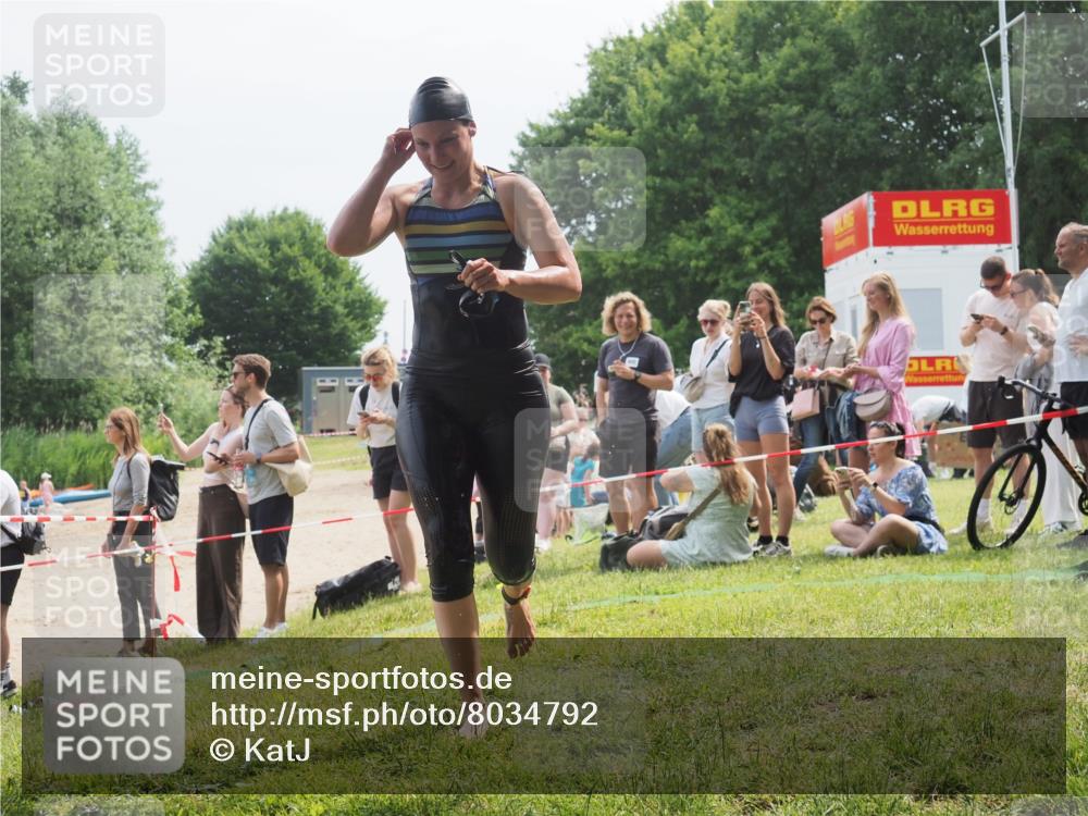 21.06.2025 - 27. Vierlanden-Triathlon KatJ http://msf.ph/oto/8034792 15.06.2025 11:19:07 Schwimmen 876, 942 meine-sportfotos.de