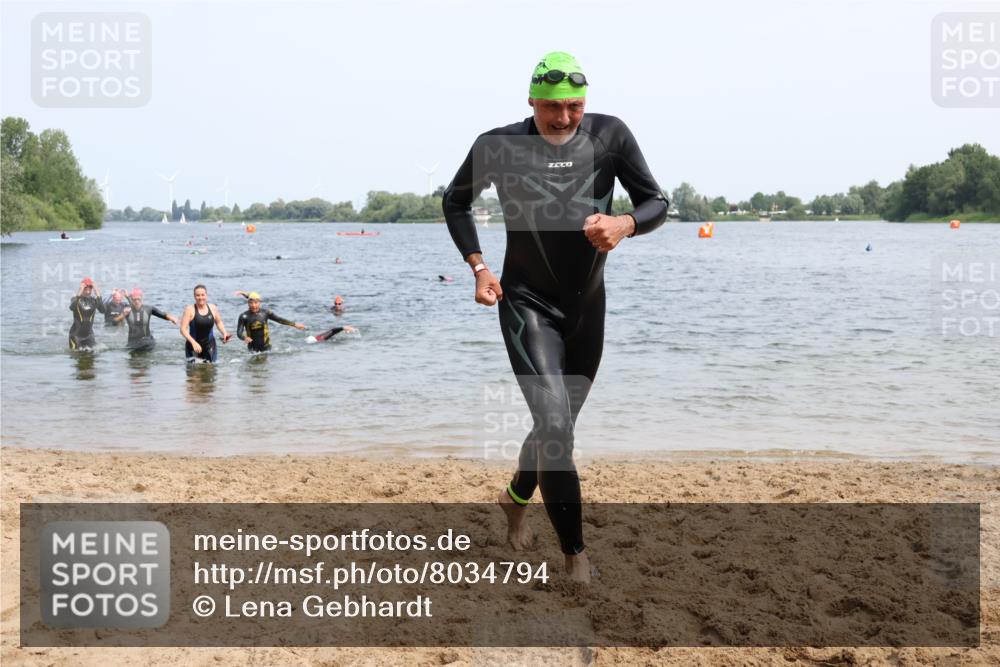 21.06.2025 - 27. Vierlanden-Triathlon Lena Gebhardt http://msf.ph/oto/8034794 15.06.2025 11:20:33 Schwimmen 838, 879, 890, 924, 941, 969, 1400 meine-sportfotos.de