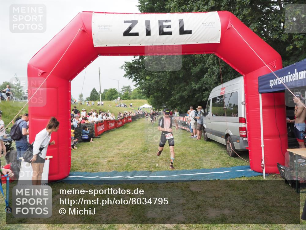 21.06.2025 - 27. Vierlanden-Triathlon MichiJ http://msf.ph/oto/8034795 15.06.2026 12:58:43 Ziel 111, 736 meine-sportfotos.de