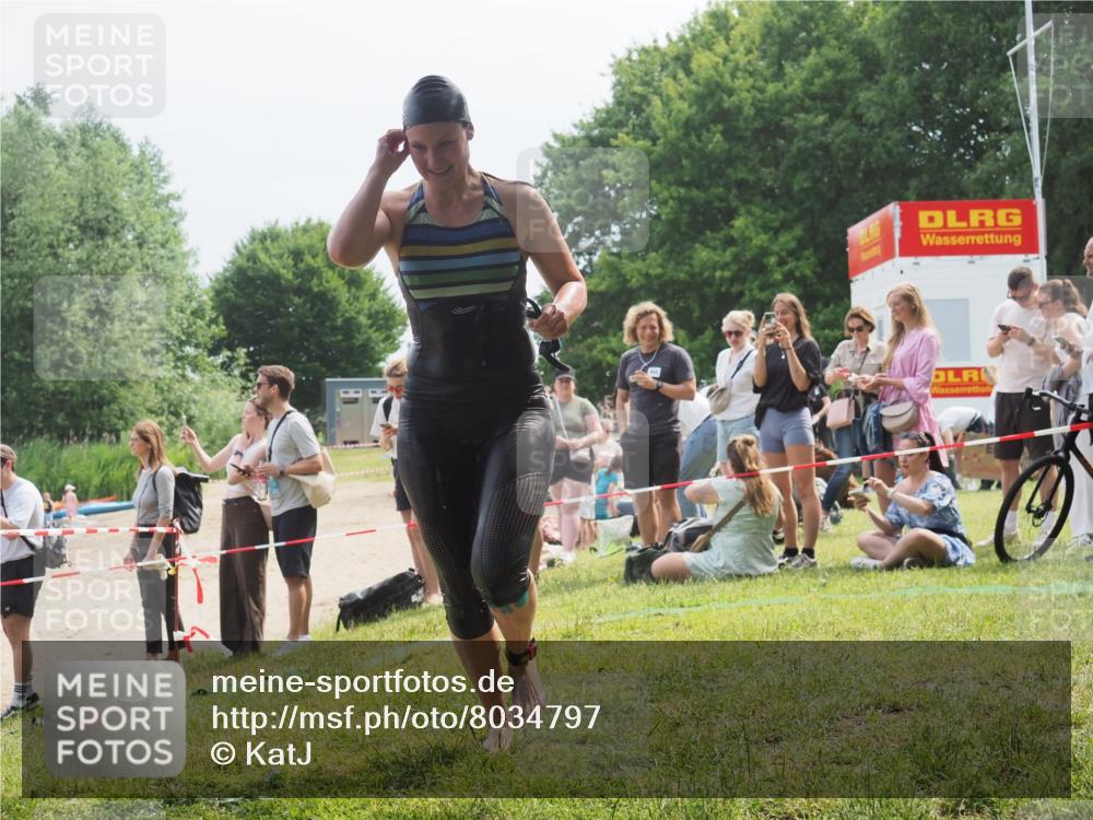 21.06.2025 - 27. Vierlanden-Triathlon KatJ http://msf.ph/oto/8034797 15.06.2025 11:19:07 Schwimmen 876, 942 meine-sportfotos.de