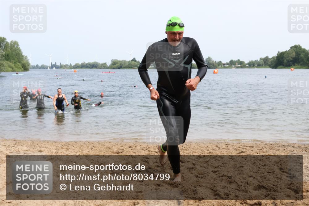 21.06.2025 - 27. Vierlanden-Triathlon Lena Gebhardt http://msf.ph/oto/8034799 15.06.2025 11:20:33 Schwimmen 838, 879, 890, 924, 941, 969, 1400 meine-sportfotos.de