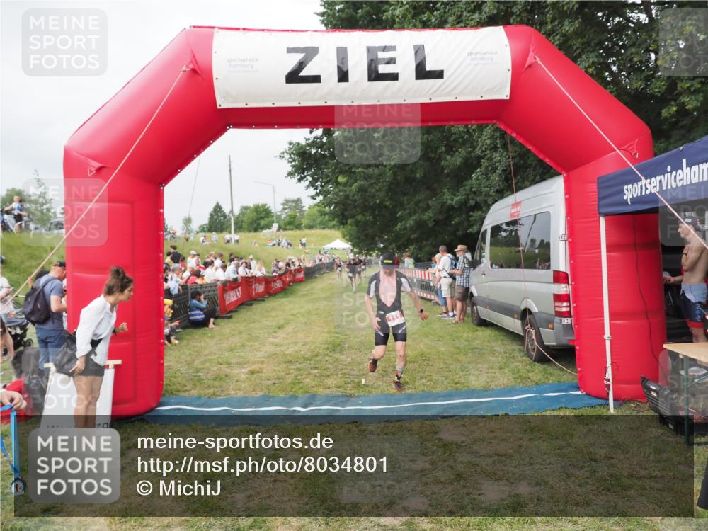 21.06.2025 - 27. Vierlanden-Triathlon MichiJ http://msf.ph/oto/8034801 15.06.2026 12:58:43 Ziel 111, 736 meine-sportfotos.de