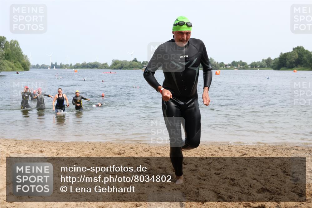 21.06.2025 - 27. Vierlanden-Triathlon Lena Gebhardt http://msf.ph/oto/8034802 15.06.2025 11:20:33 Schwimmen 838, 879, 890, 924, 941, 969, 1400 meine-sportfotos.de