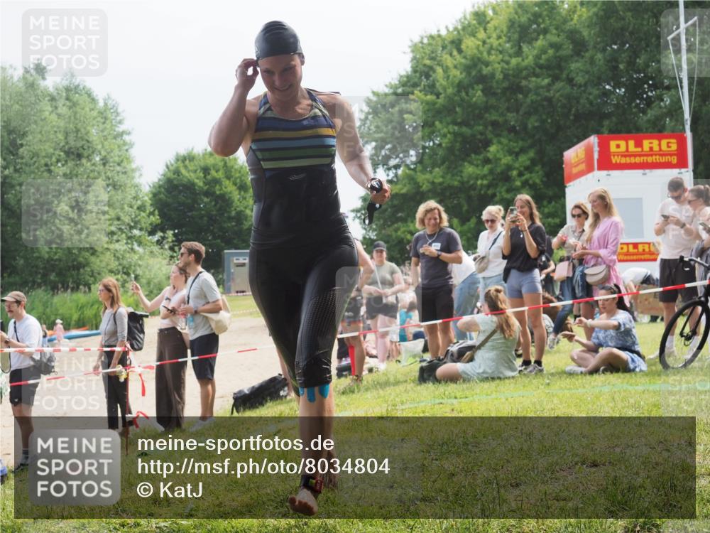 21.06.2025 - 27. Vierlanden-Triathlon KatJ http://msf.ph/oto/8034804 15.06.2025 11:19:07 Schwimmen 876, 942 meine-sportfotos.de
