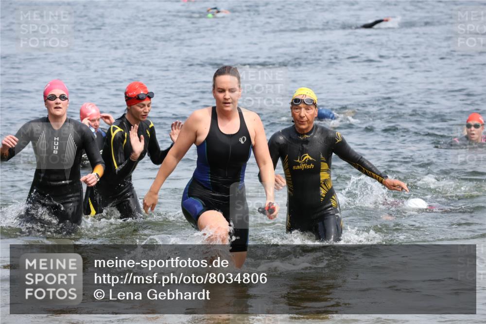 21.06.2025 - 27. Vierlanden-Triathlon Lena Gebhardt http://msf.ph/oto/8034806 15.06.2025 11:20:34 Schwimmen 838, 879, 924, 941, 969, 1400 meine-sportfotos.de