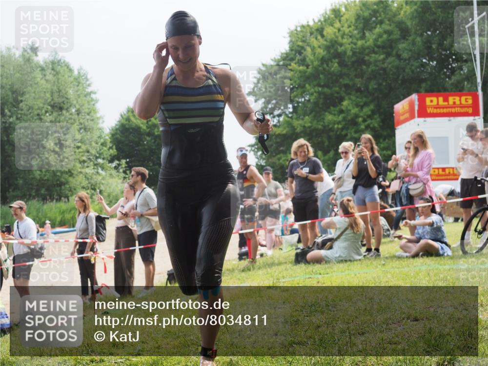 21.06.2025 - 27. Vierlanden-Triathlon KatJ http://msf.ph/oto/8034811 15.06.2025 11:19:08 Schwimmen 876, 942 meine-sportfotos.de