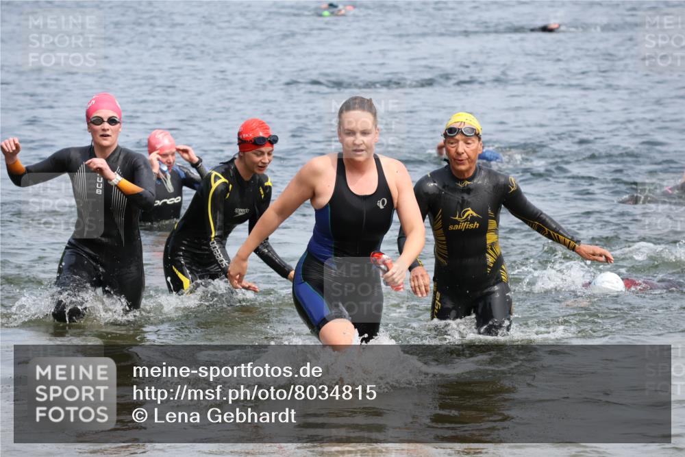 21.06.2025 - 27. Vierlanden-Triathlon Lena Gebhardt http://msf.ph/oto/8034815 15.06.2025 11:20:34 Schwimmen 838, 879, 924, 941, 969, 1400 meine-sportfotos.de