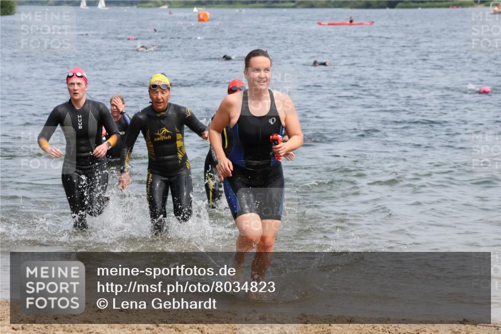 21.06.2025 - 27. Vierlanden-Triathlon Lena Gebhardt http://msf.ph/oto/8034823 15.06.2025 11:20:37 Schwimmen 879, 924, 936, 941, 969, 1400 meine-sportfotos.de