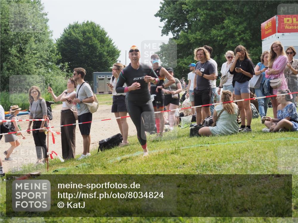 21.06.2025 - 27. Vierlanden-Triathlon KatJ http://msf.ph/oto/8034824 15.06.2025 11:19:10 Schwimmen 876, 942 meine-sportfotos.de
