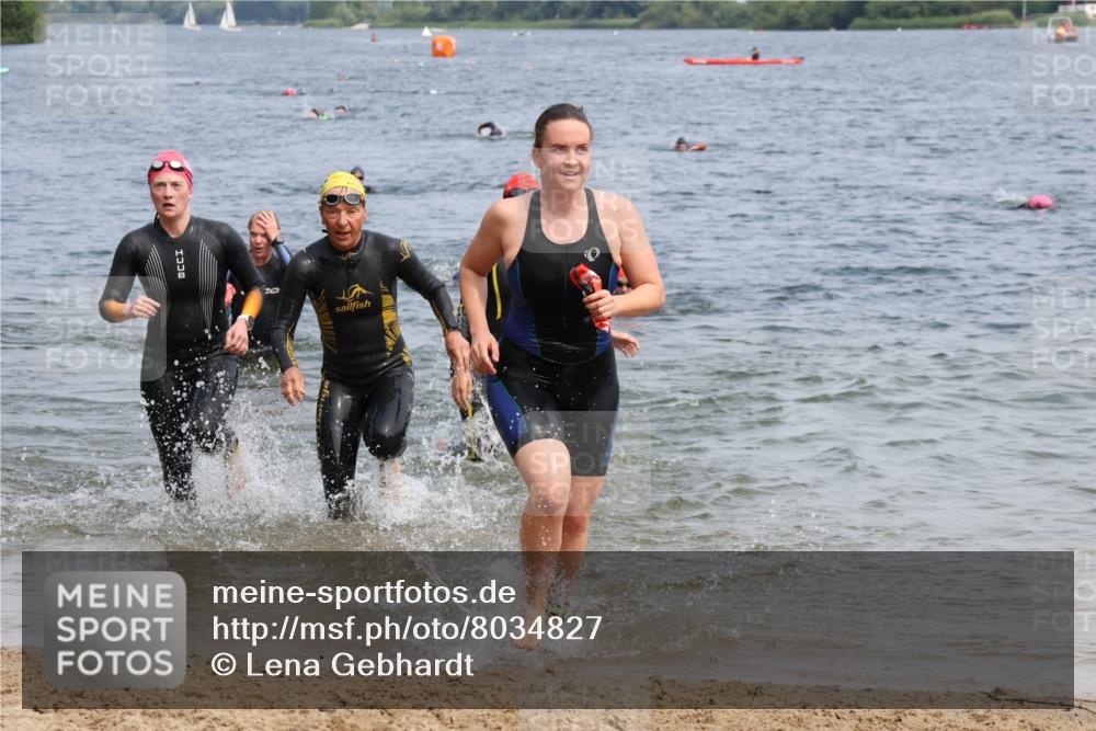 21.06.2025 - 27. Vierlanden-Triathlon Lena Gebhardt http://msf.ph/oto/8034827 15.06.2025 11:20:37 Schwimmen 879, 924, 936, 941, 969, 1400 meine-sportfotos.de